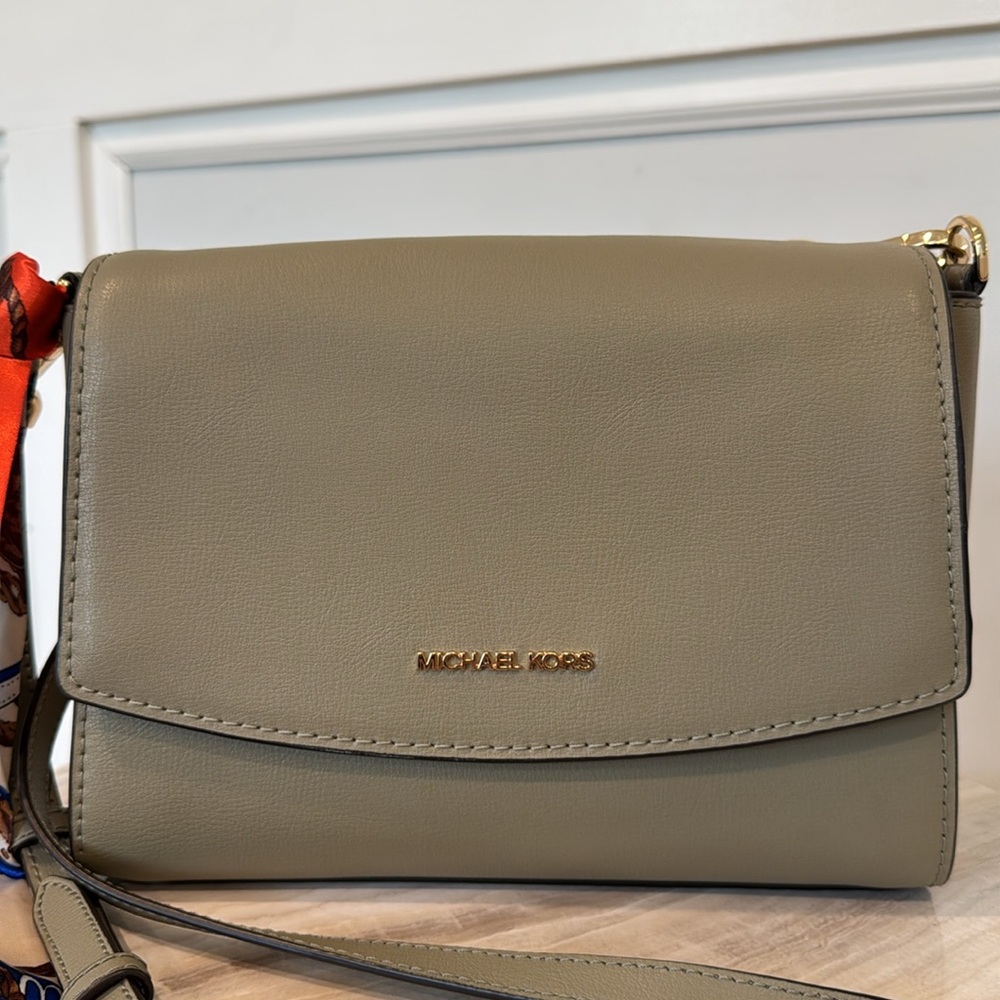 Michael Kors Bag Military Green Flap Crossbody with Gold Hardware - Picture 4 of 17